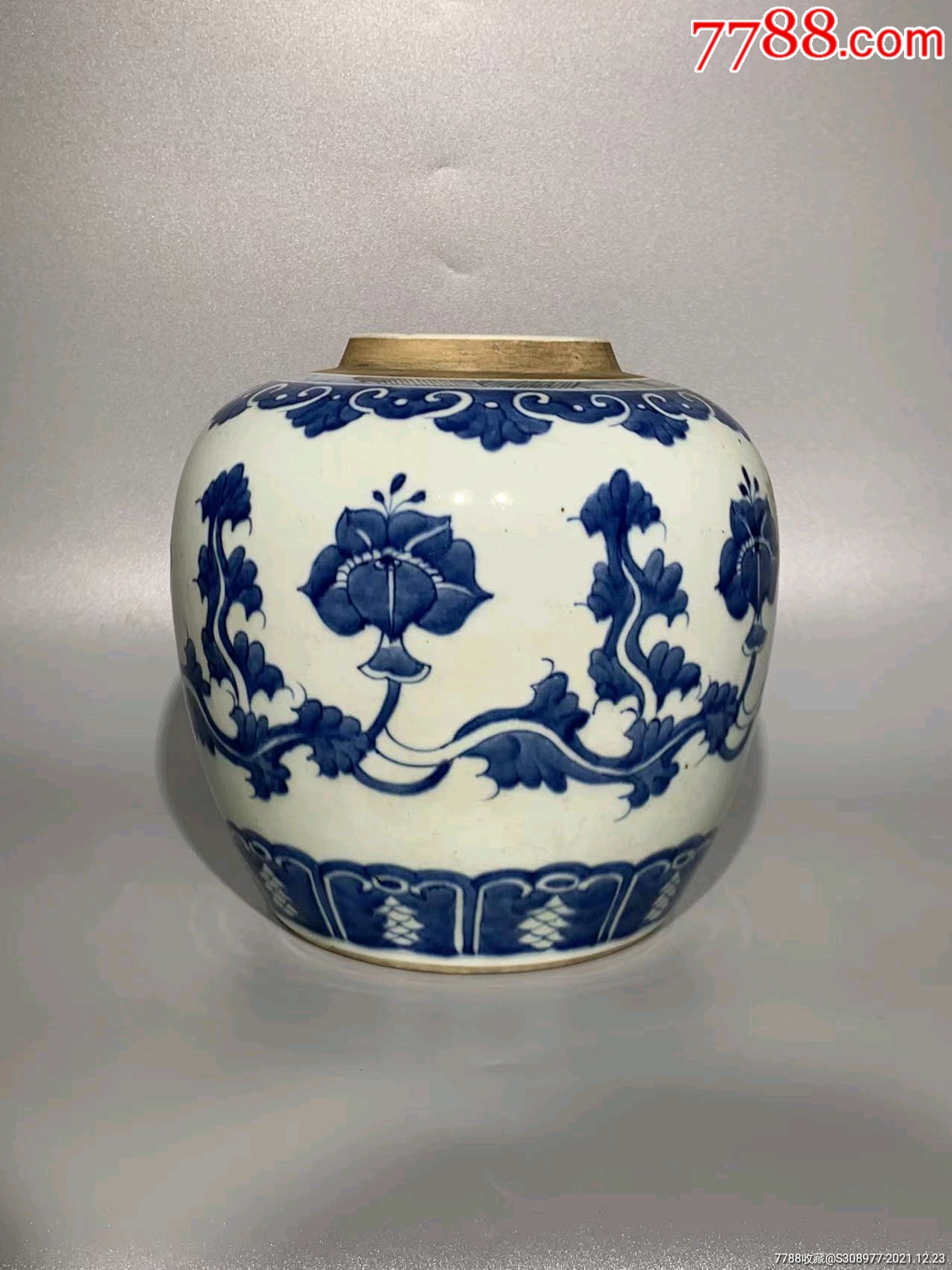 清代青花莲花罐