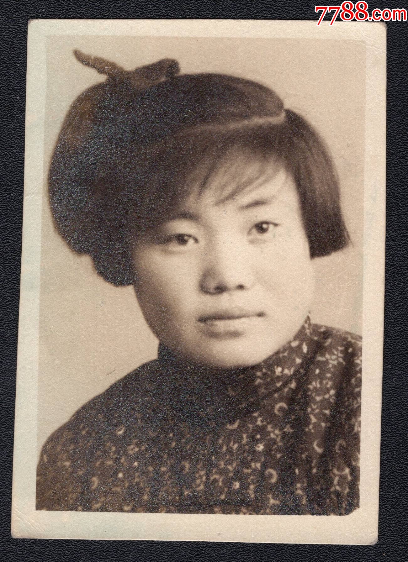 560年代头上扎角花布衣女青年老照片1张尺寸约6493厘米