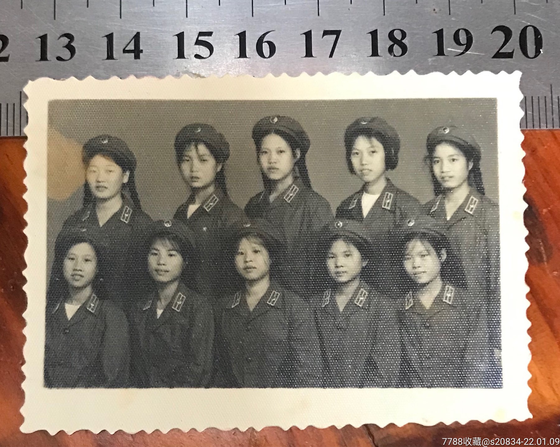 漂亮的60年代大辫子女兵合影_老照片_南巴轩【7788收藏__收藏热线】