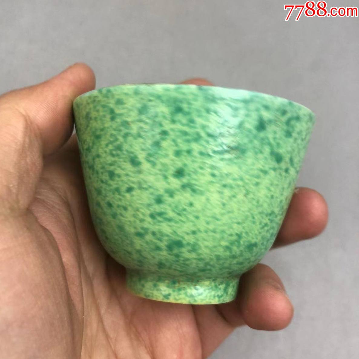 清代粉彩绿釉瓷茶杯