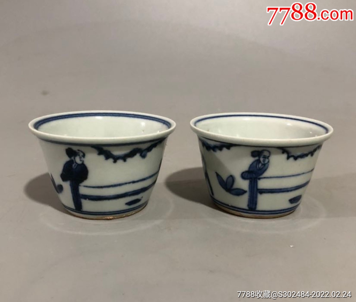 明代青花人物马蹄茶杯一对