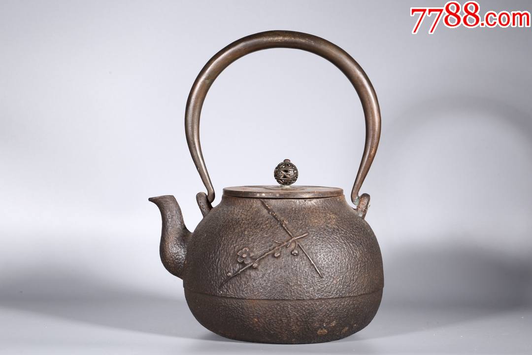 龟文堂浮雕梅花纹铁壶