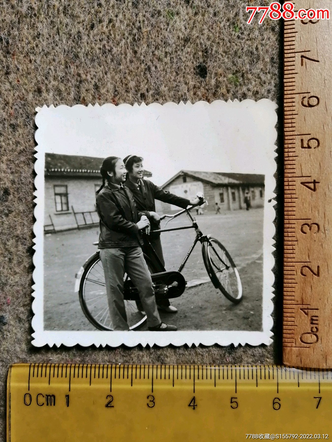 小美女和自行车老照片