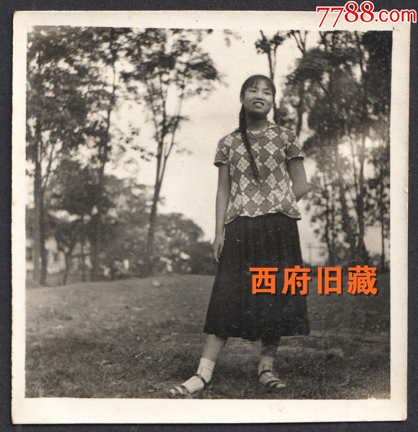 六七十年代,穿着漂亮衣衫的麻花辫子姑娘_老照片_种类图片_收藏价格