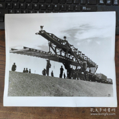 超大尺寸:1979年,中国人民解放军铁道兵*队(中国铁建)正在青藏铁路上