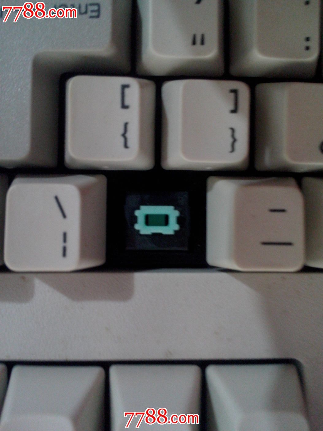 老式电脑键盘一个