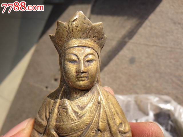 戴帽子的菩萨铜像