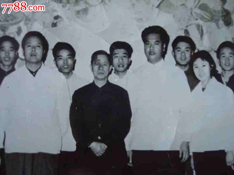 国务院副总理方毅与科技工作者合影