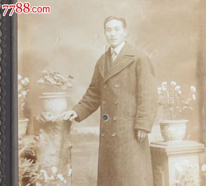 上海英大马路"和兴"照相馆—风衣帅哥像馆布景摆照【民国老照片】