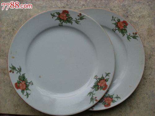 七十年代,印花花卉盘子一对全品直径:22.5厘米(底款:中国景德镇)