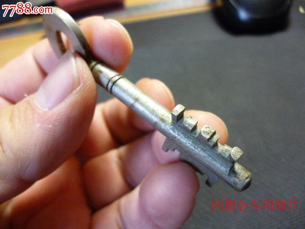 保险箱被钥匙卡住_钥匙箱_幻彩武器箱钥匙