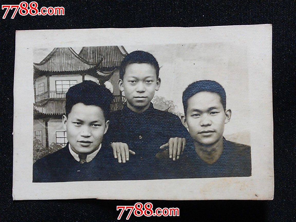 六十年代老照片:三弟兄亲上亲【尺寸6.3x4.0公分】!