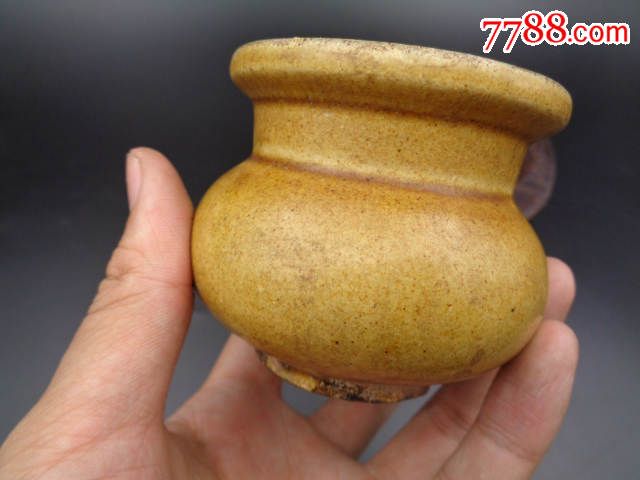 出土的元代黄釉小香炉