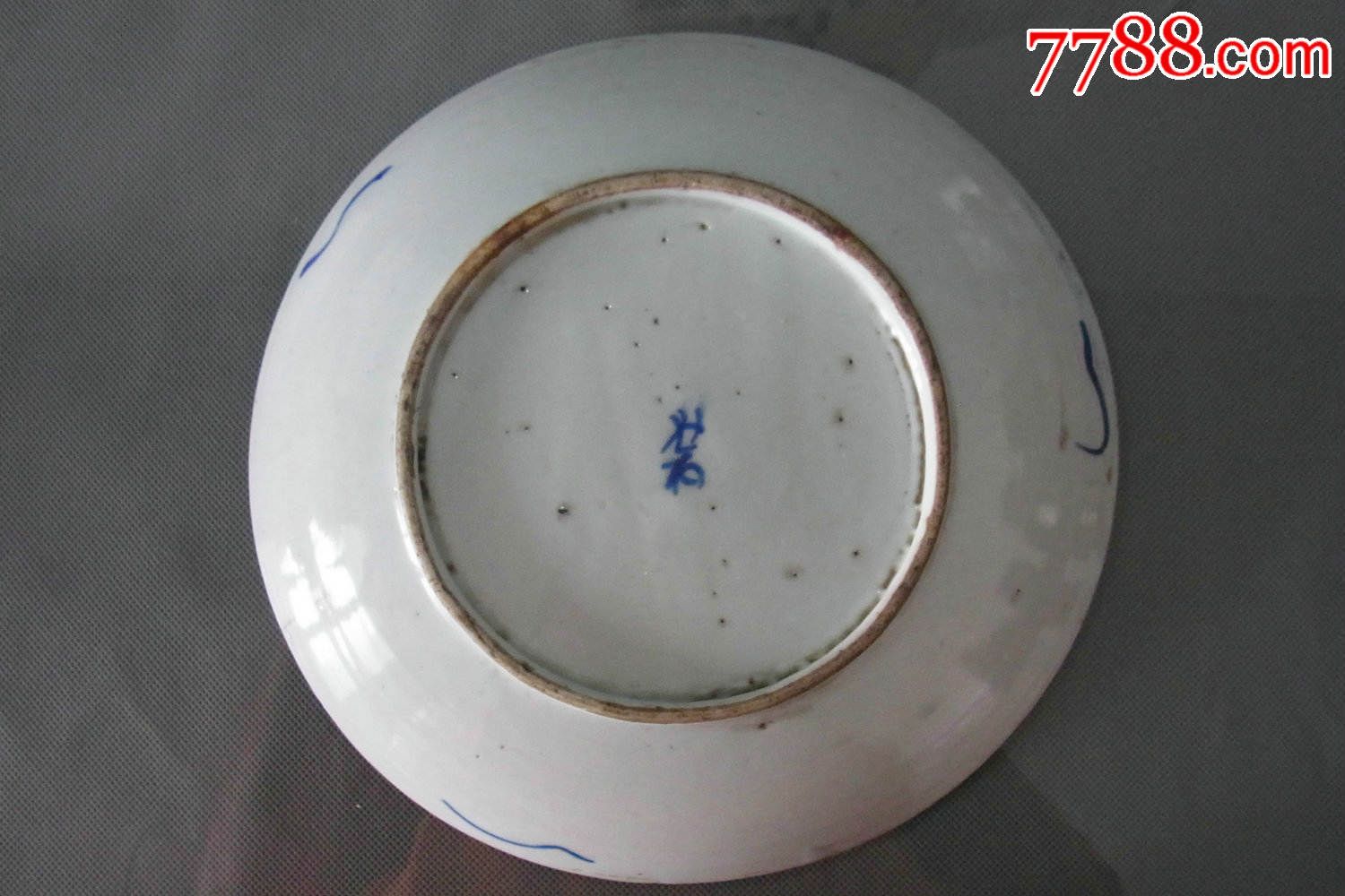 清代晚期至民国、百年多的历史实物遗存;器身存在历史磕碰、冲线等、剥釉等;见证百年的历史沧桑;绘有青花鲤鱼纹饰、典型的时代艺术风格与民俗风味;高:4cm;口径:20.5cm;底径:11.5cm;作为明清时期民俗瓷噐的艺术欣赏、学习及民间文化的展示;其余瑕疵如图所示,拍摄的色彩与实际的有所偏差,请仔细的看好图;物件的大小尺寸因为是手工测量,误差在所免。
