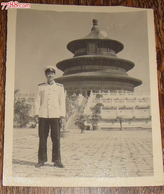 六十年代初海军大尉北京天坛留影图片
