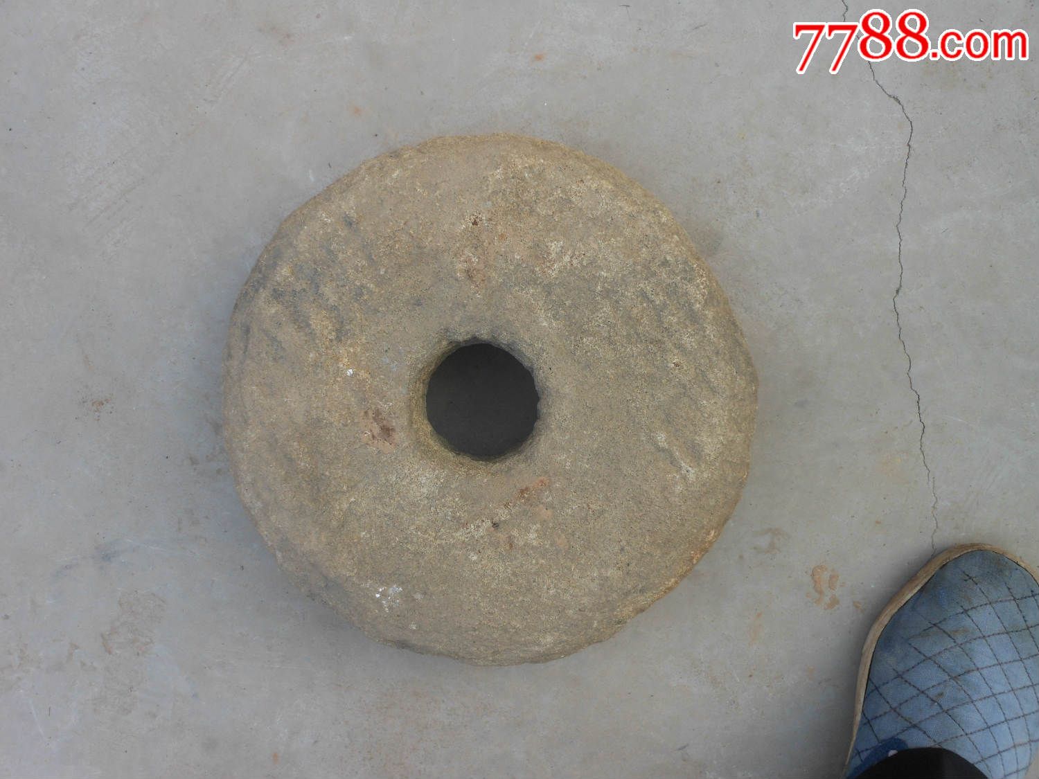 老石器一个中间有孔直径27厘米厚8厘米重23市斤