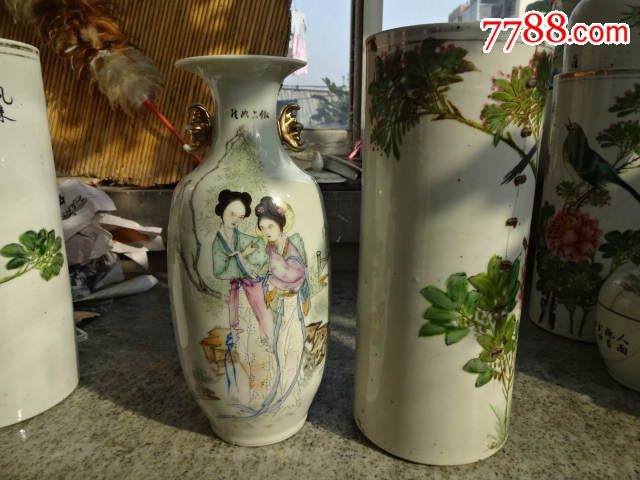 硬地粉彩罗宿氏江东二乔侍女花瓶