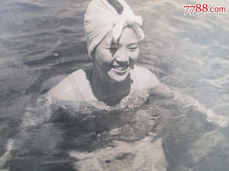 战前日本老照片!泳装美女,清澈水中