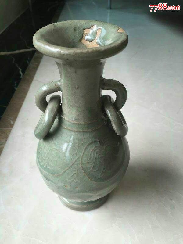 收藏品老窑瓷器—明早期龙泉窑花卉纹垂环耳瓶【大开门好器形】