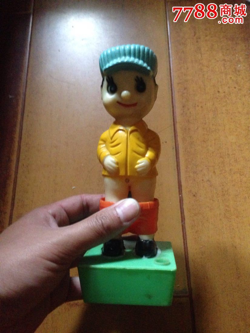 怀旧玩具小孩撒尿.撒尿小男孩