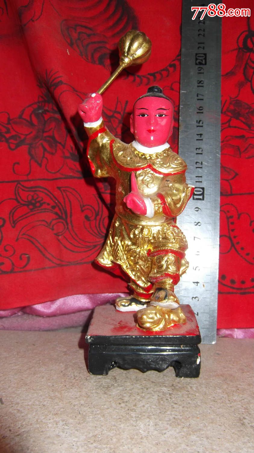 木雕小佛像神仙童子,他一手拿棒槌,一手做很好看动作,包实木