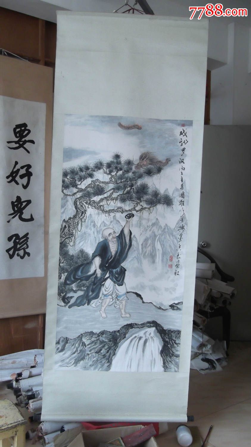 名家卷轴装裱好的字画百度可以查1997年原装裱伏龙戏龙罗汉