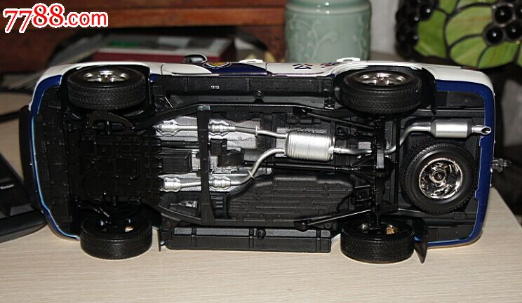 兰德酷路泽1:18警车车模