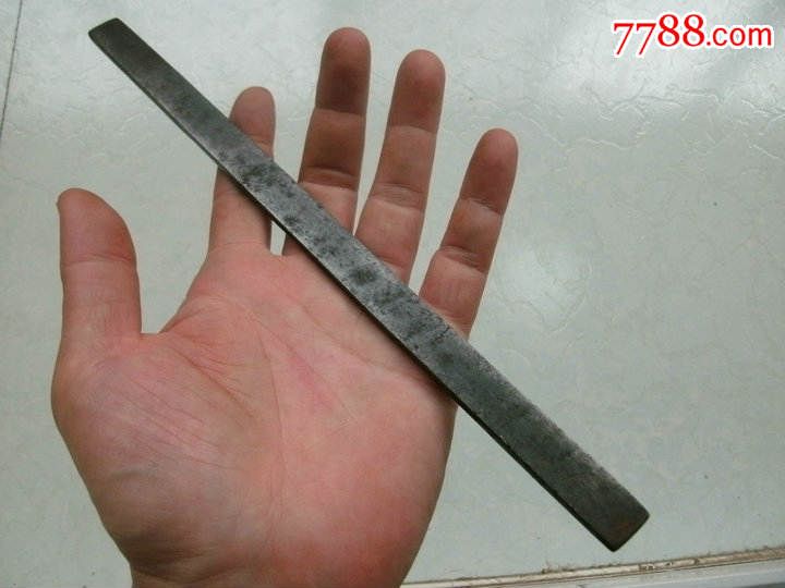 铁戒尺,铁镇尺,拿手中,学生捣乱,要敲手的