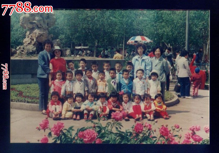 80年代,幼儿园小朋友在哈尔滨儿童公园合影-se-老照片