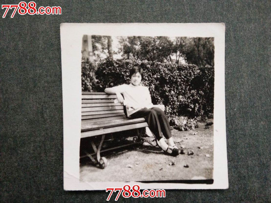 坐在公园椅子上的女青年(老照片)