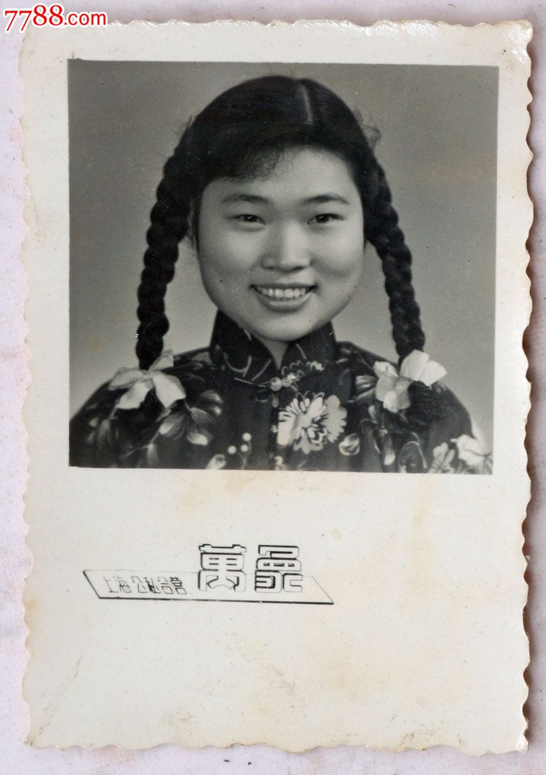早期梳麻花辫的姑娘照,老照片,个人照片,六十年代(20世纪),黑白,2.