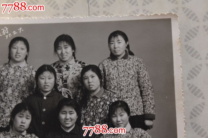 文革青年-战斗在农村-穿花衣服的大辫子姑娘_价格40.