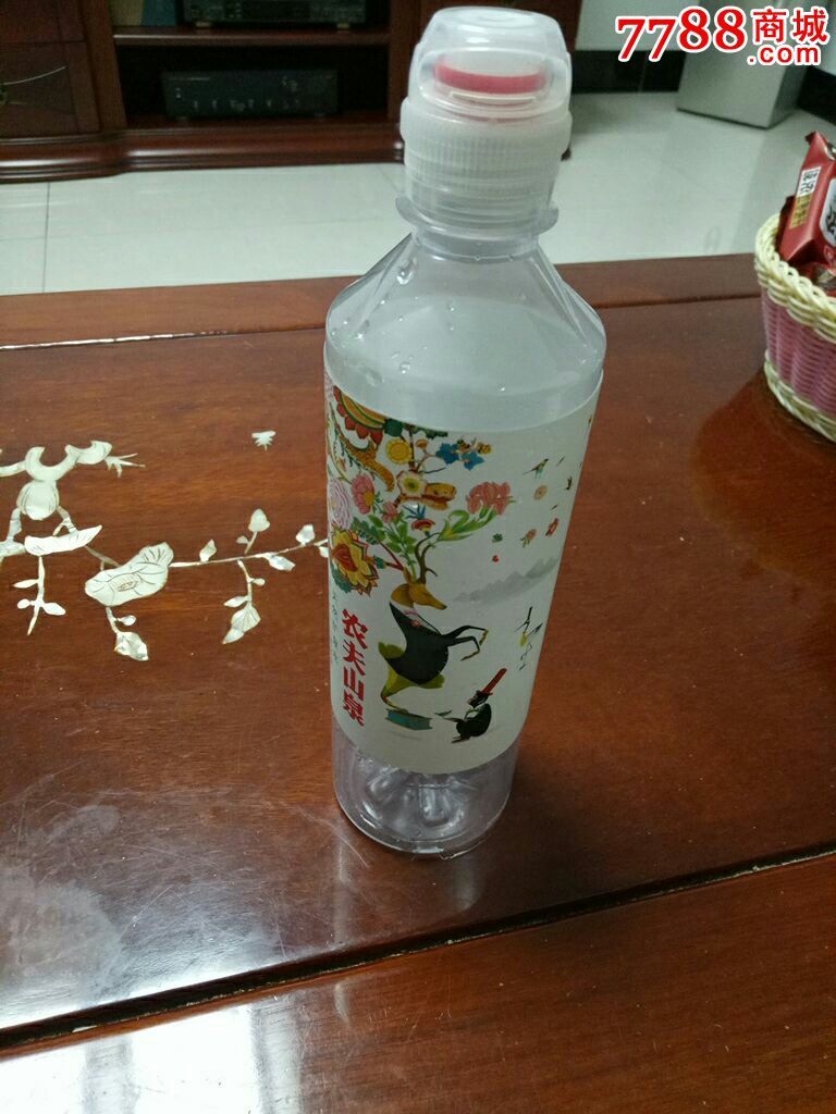 农夫山泉矿泉水瓶