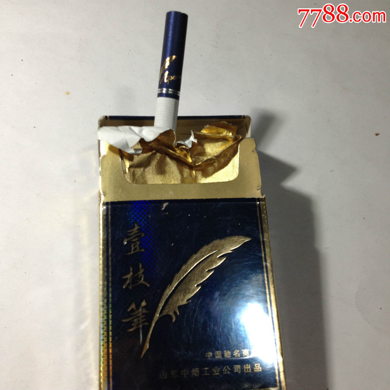 一枝笔,精美的烟盒,加一支烟合卖