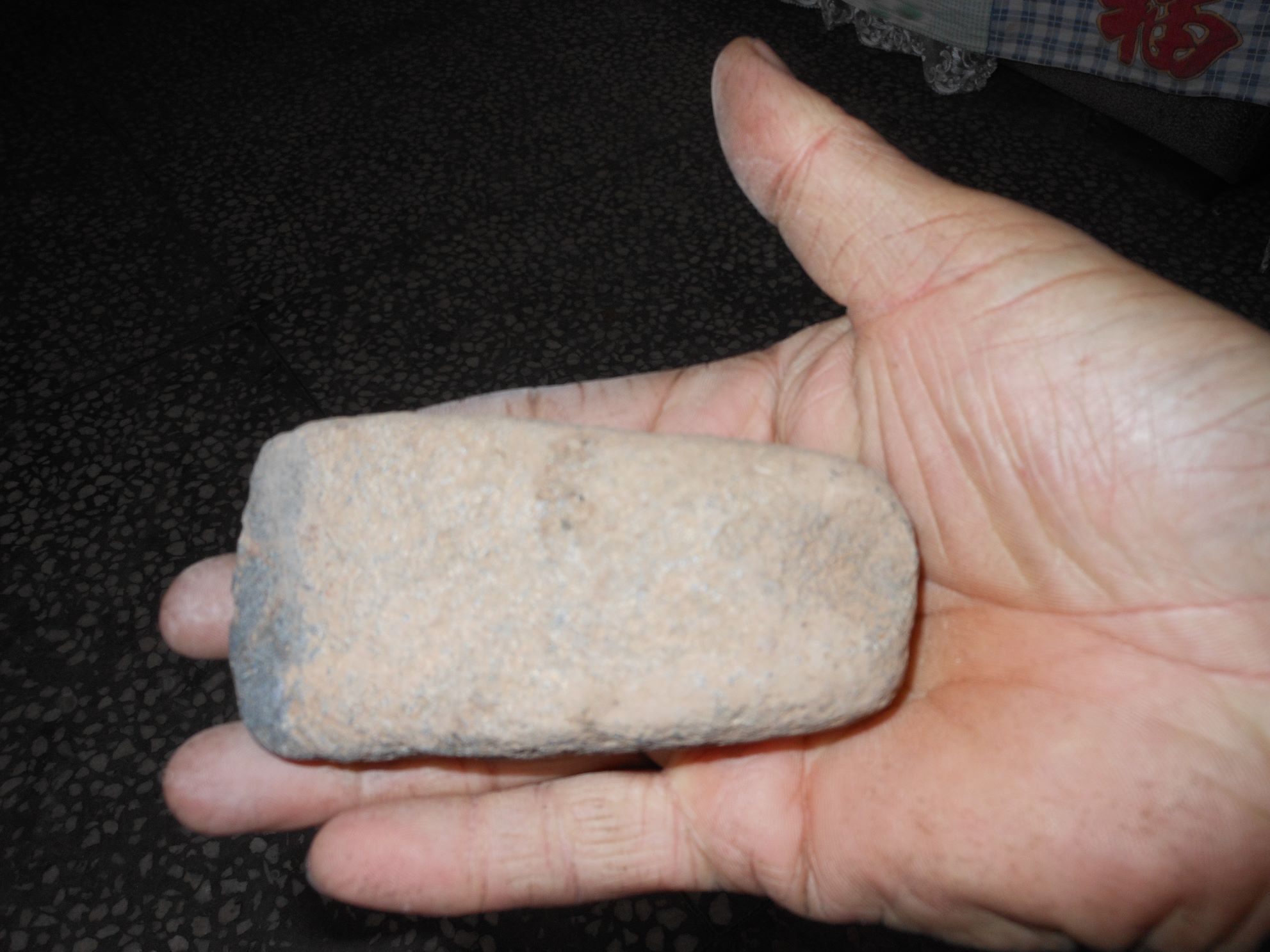 出土的石斧一个;10厘米*5厘米*3厘米_价格369.
