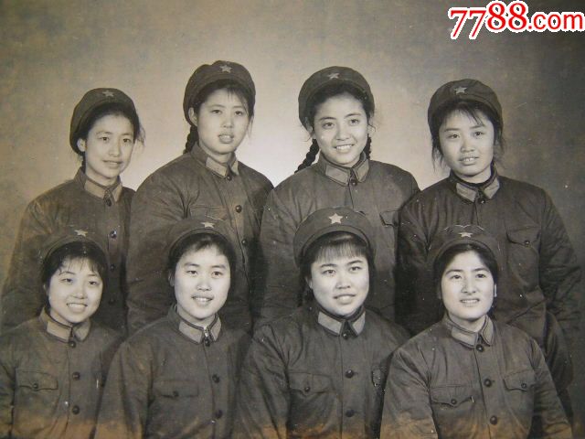 老照片【60年代,大辫子女兵合影】