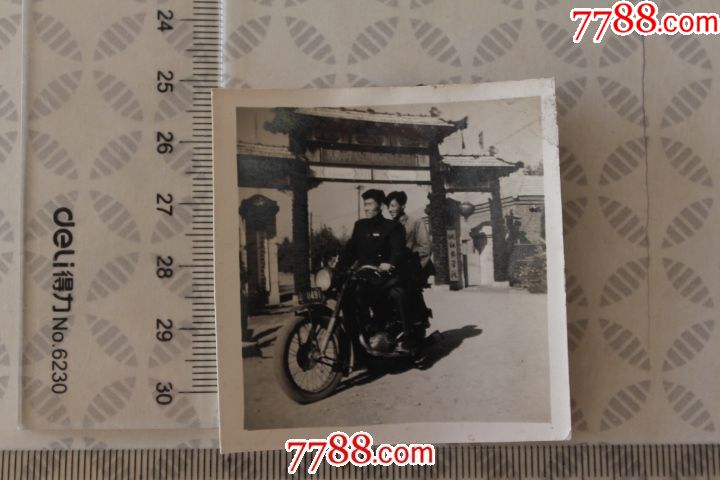 沈阳农学院门口骑摩托车的大学生-se47286409-老照片