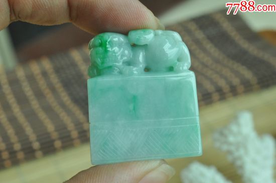 翡翠a货糯种辣绿小印章吊坠
