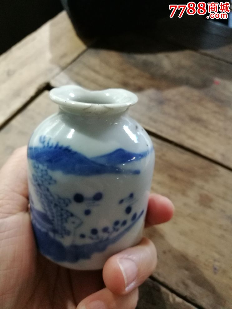 清代青花瓷小药瓶