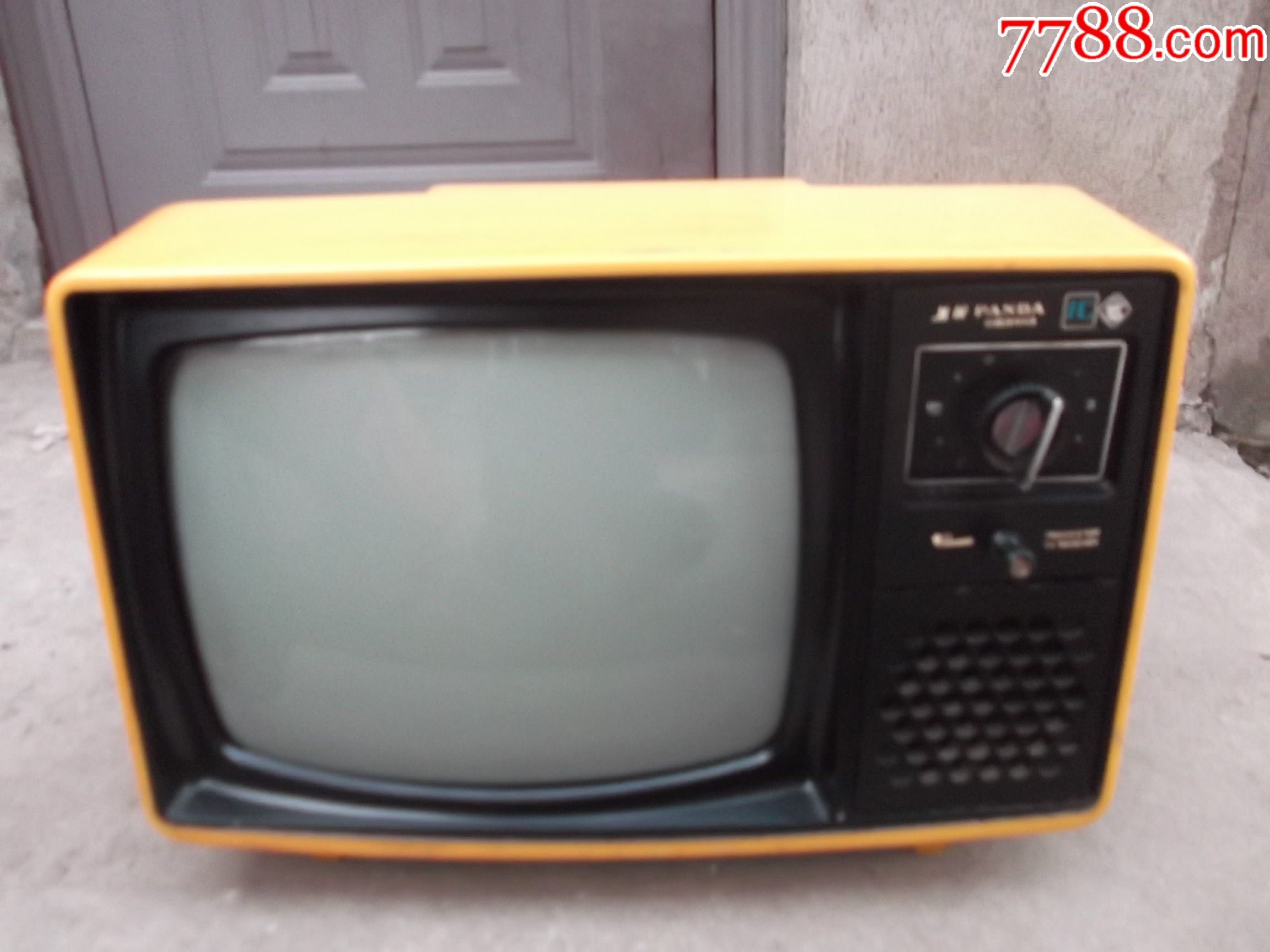 【熊猫】牌黑白电视机