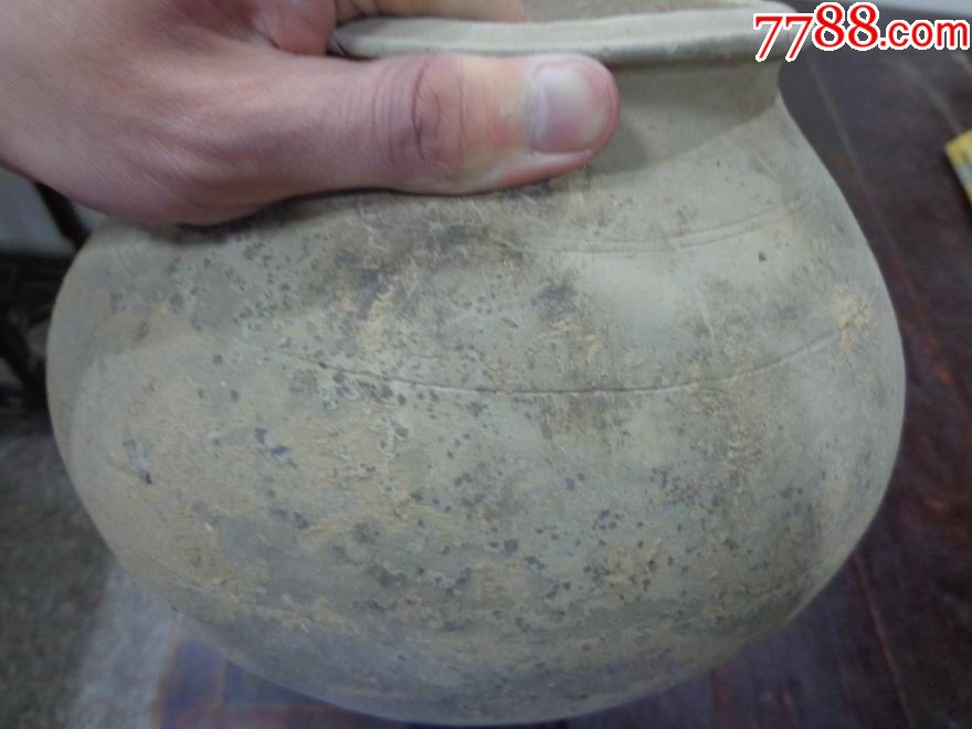灰陶罐一个
