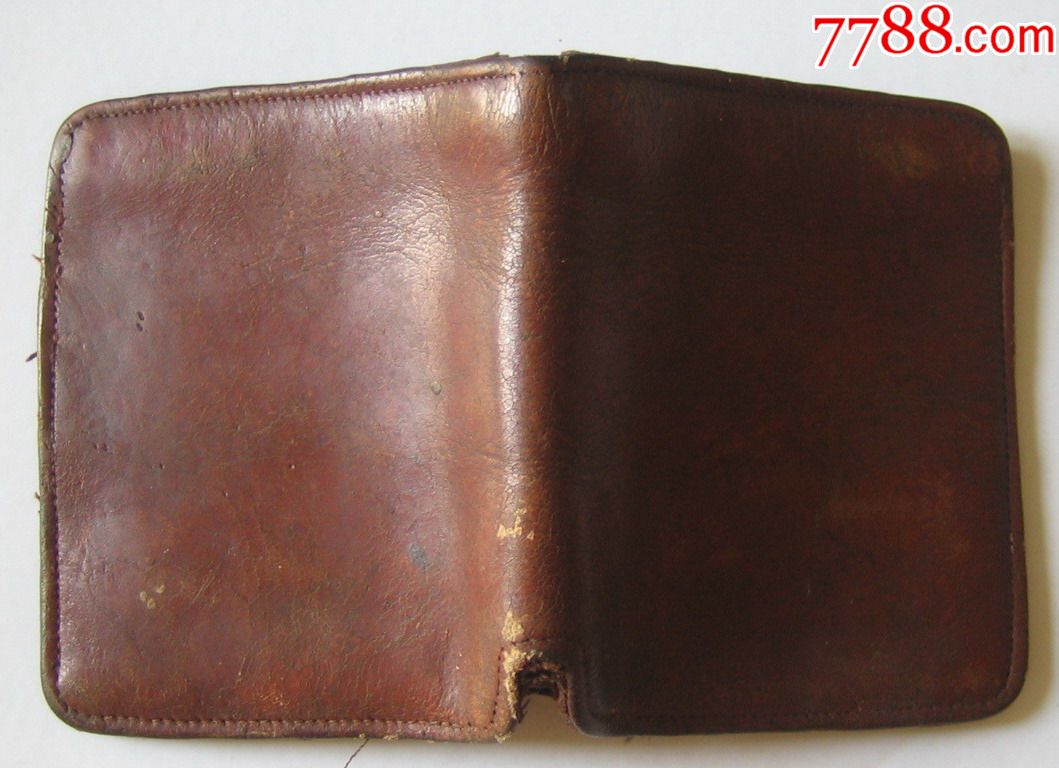 1956年广州产牛皮活页包(烟盒是大小对比图)