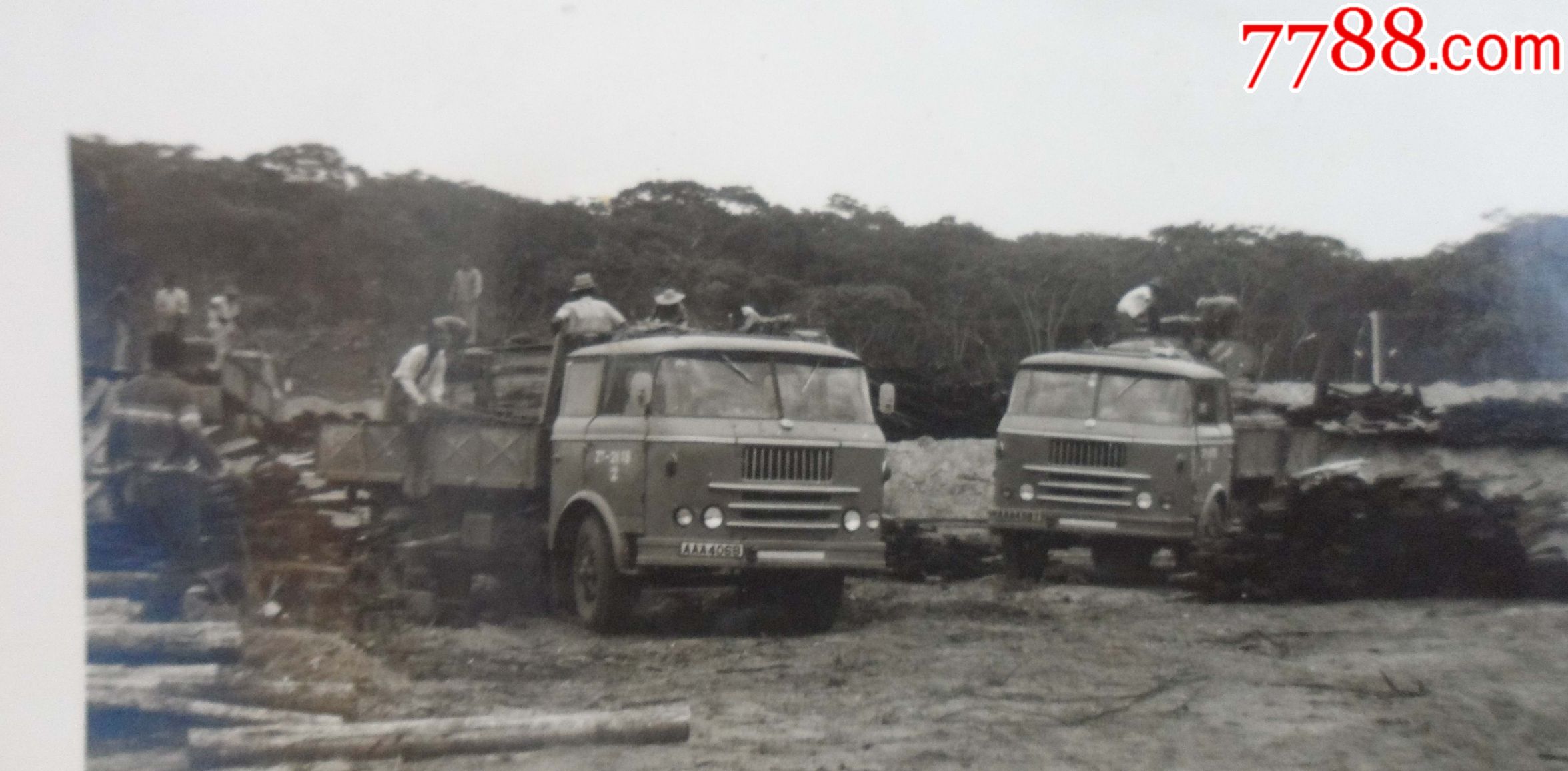 1974年,中国援建坦赞铁路汽车运输,汽车二分队黄河车队赛伦杰工地卸