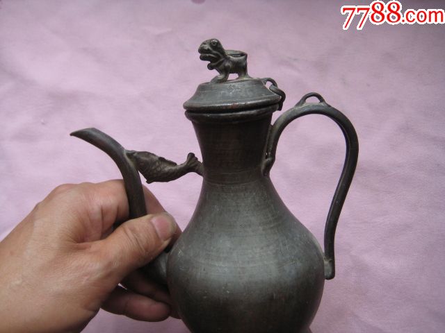 一把造形漂亮包浆老到的盖顶小兽的清代锡酒壶