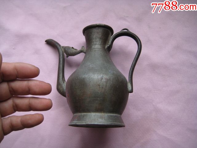 一把造形漂亮包浆老到的盖顶小兽的清代锡酒壶