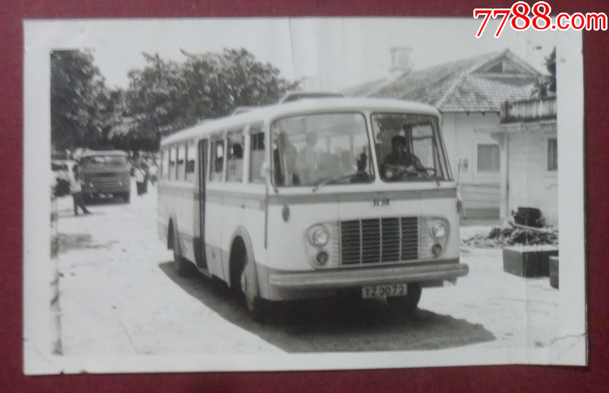 1974年中国援建坦赞铁路,五分队北京大客车在达累斯萨拉姆市客运码头