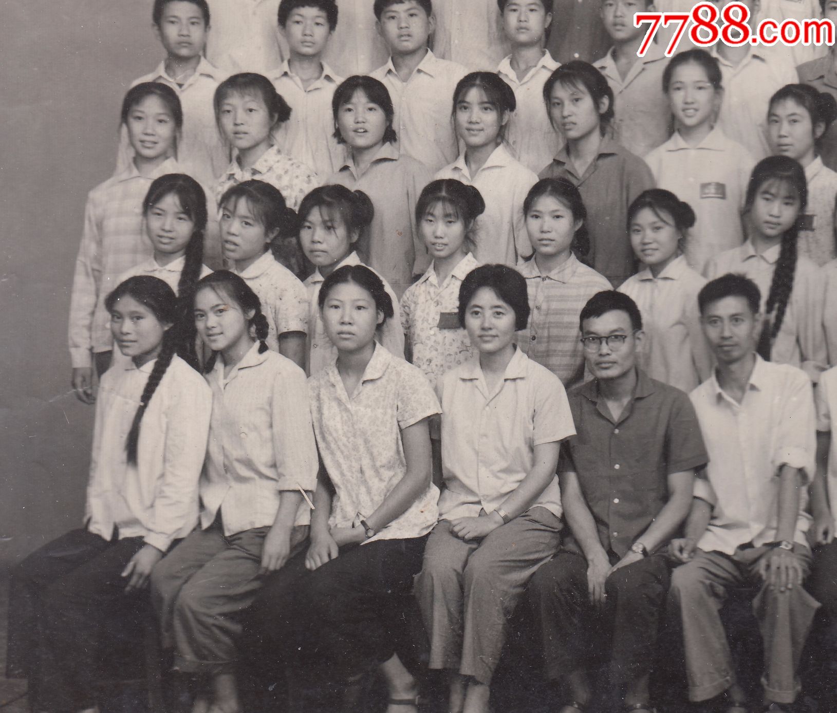 1972年的毕业合影,很多长辫子姑娘_老照片_西府旧藏