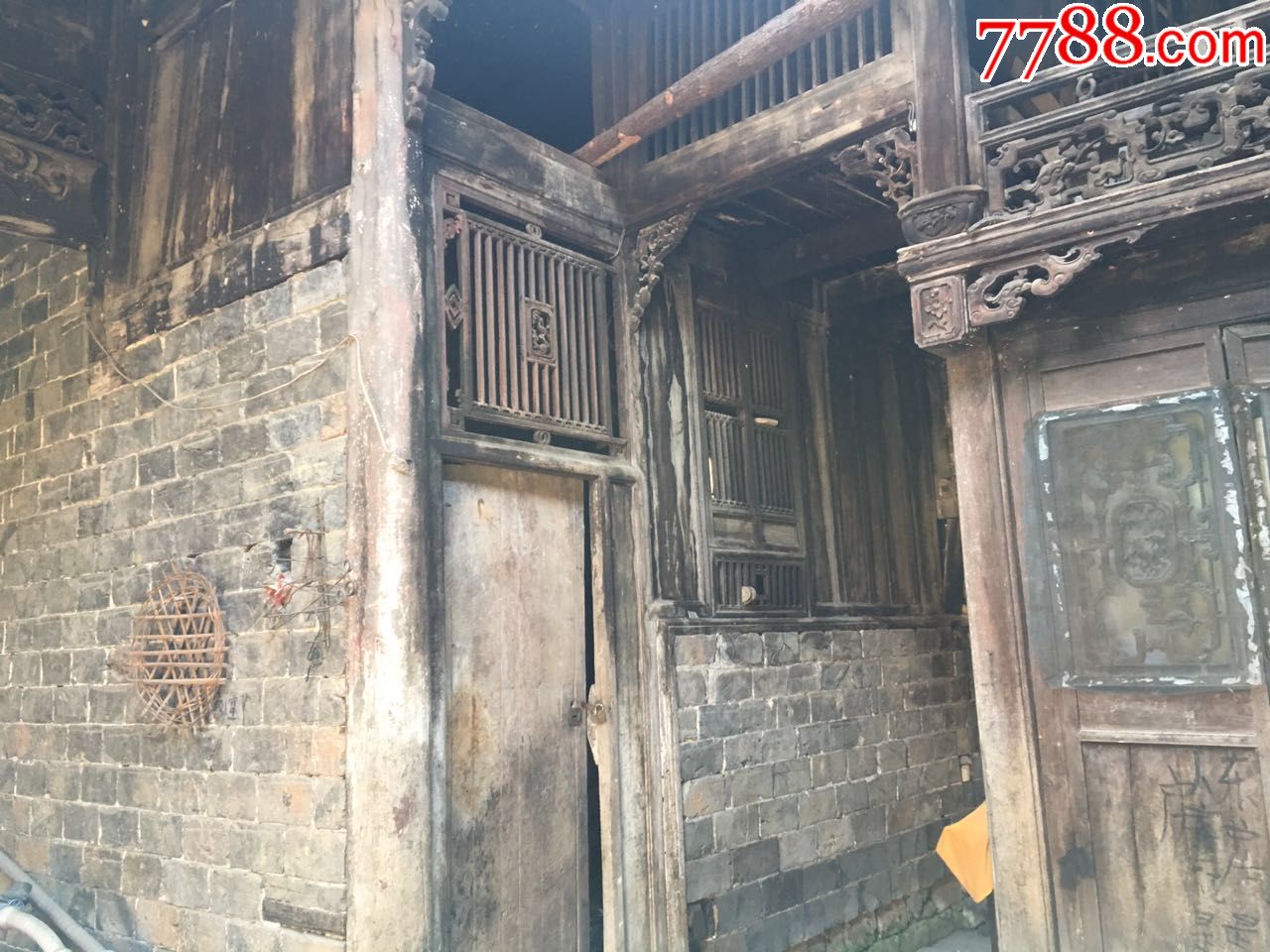 出售250年清朝乾隆期间建的老地主房子上的雕塑雕花