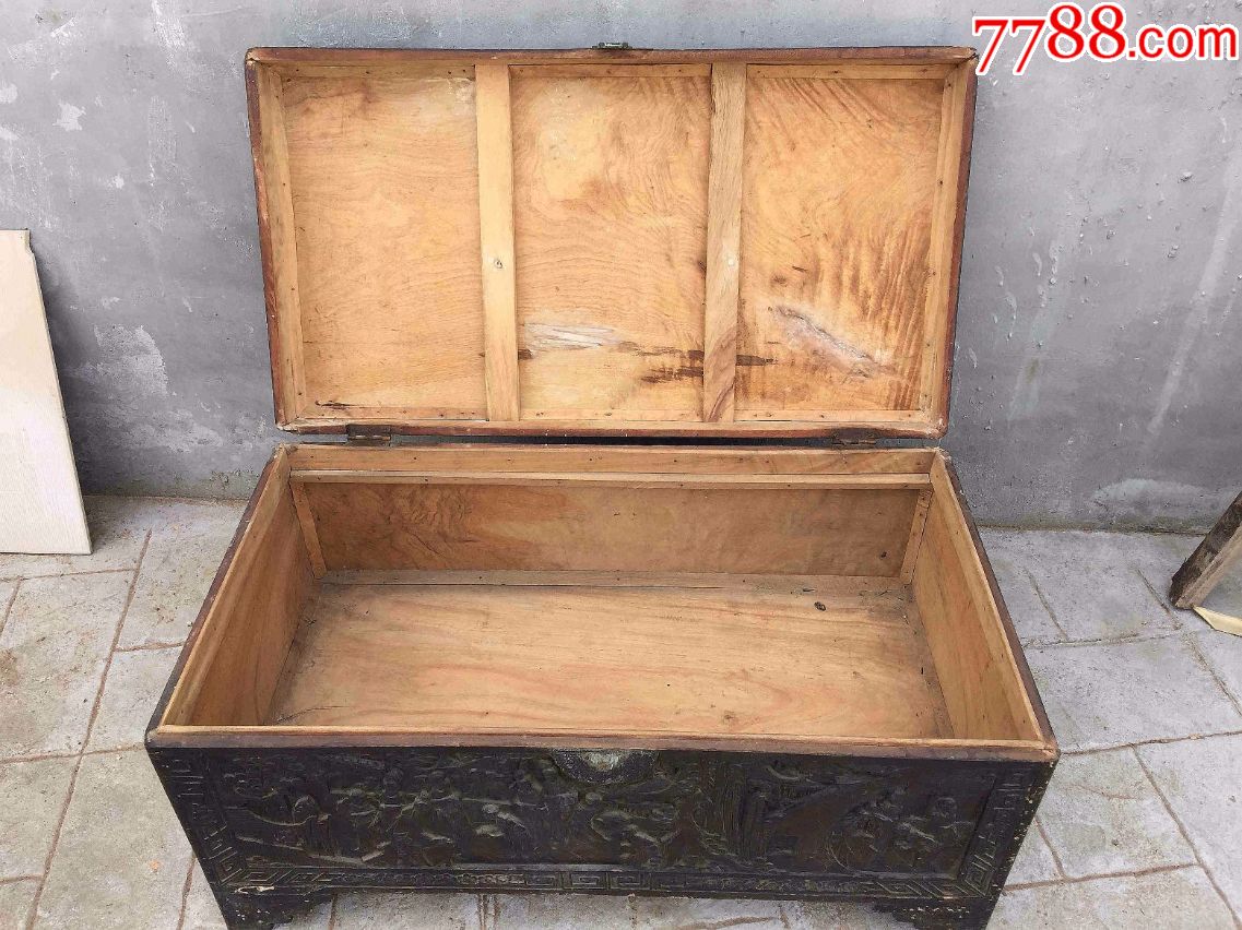 清晚期老樟木满工艺人物衣箱