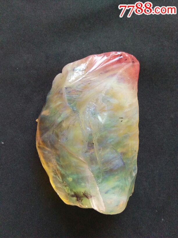 天然玻璃变色宝石